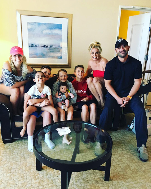 Britney Spears Jamie Lynn Spears And Kids Pose For Family Photo E Online